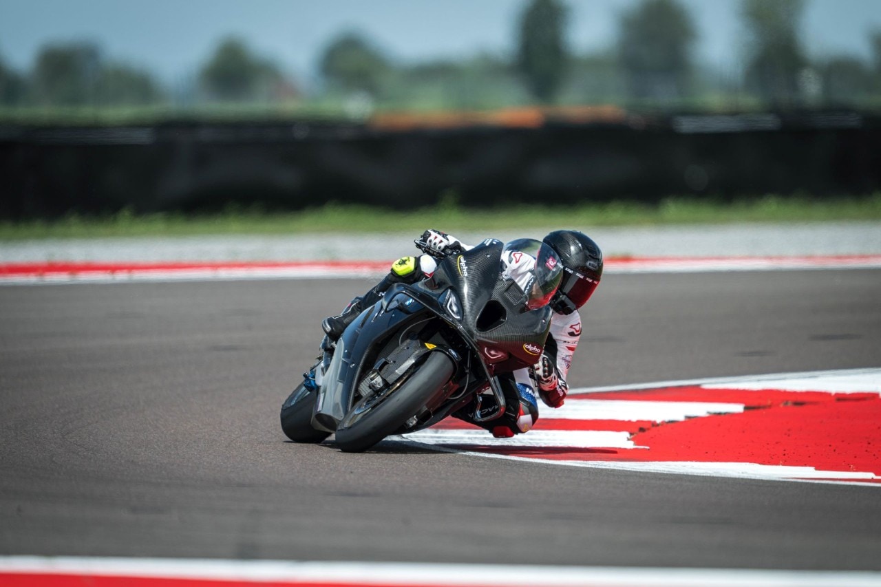 DueruoteTG #238 - Abbiamo guidato in pista la BMW che corre in SBK! 